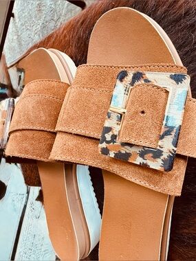 MILA PAOLI Italian Leather Tortoise Shell Buckle Sandal - Sz 8